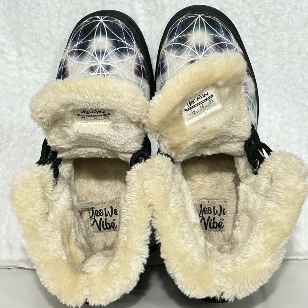 Yes We Vibe Girls Black/White Circle of Life Faux Fur Fall/Winter Boots SZ 3.5M